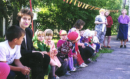 Kindergarteners in line